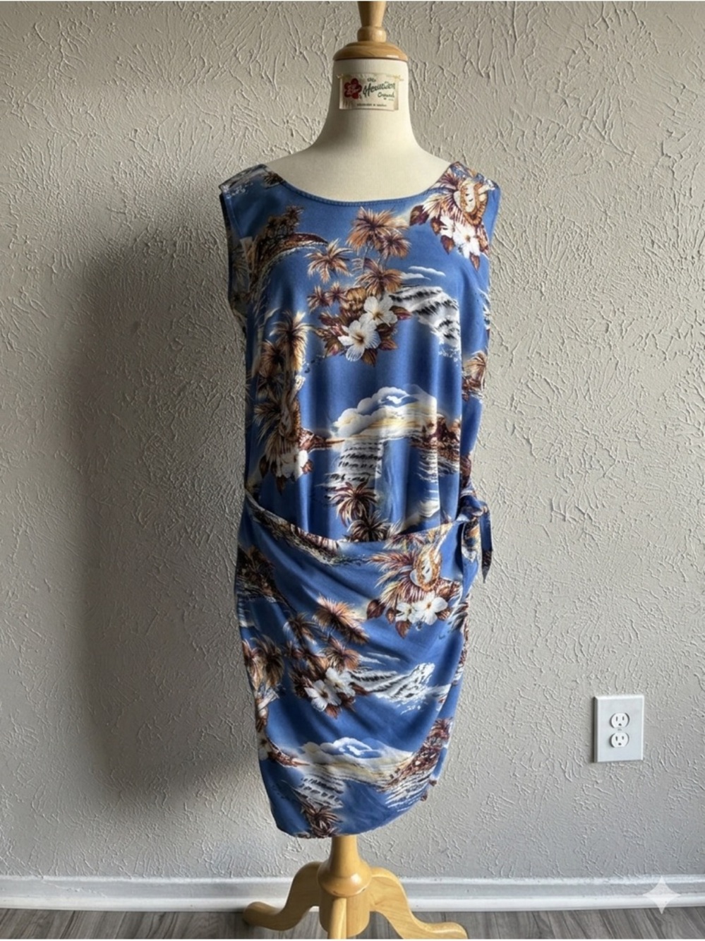 Hilo Hattie Blue Floral Hawaiian Shirt with Red Logo Tag - Picture 4 of 15